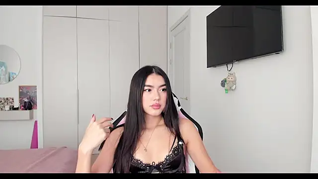 Snapshot of Shineel chatting on 09.21.25 Shineel online show from 09.21.25