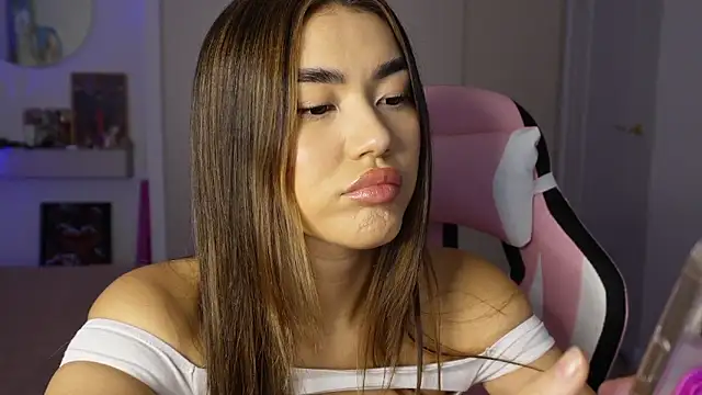 Snapshot of Shineel chatting on 11.24.25 Shineel online show from 11.24.25