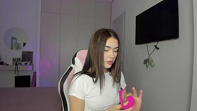 Snapshot of Shineel chatting on 12.16.25 Shineel online show from 12.16.25