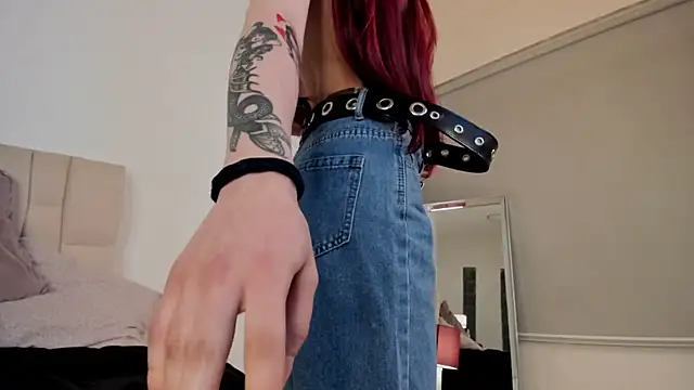 Snapshot of Roxxy_mora chatting on 02.19.25 Roxxy mora online show from 02.19.25