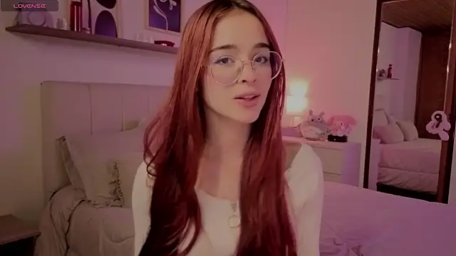 Snapshot of Roxxy_mora chatting on 12.01.25 Roxxy mora online show from 12.01.25