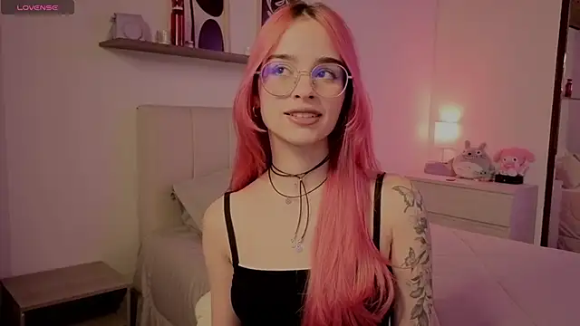 Snapshot of Roxxy_mora chatting on 12.02.25 Roxxy mora online show from 12.02.25