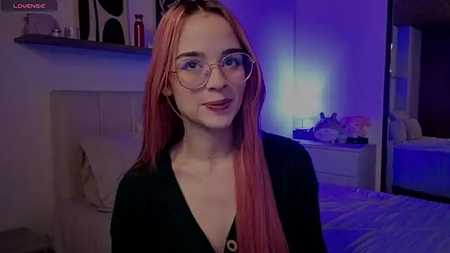 Snapshot of Roxxy_mora chatting on 12.17.25 Roxxy mora online show from 12.17.25
