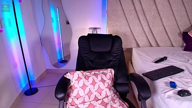 LeahPrada  online show from 01.02.25