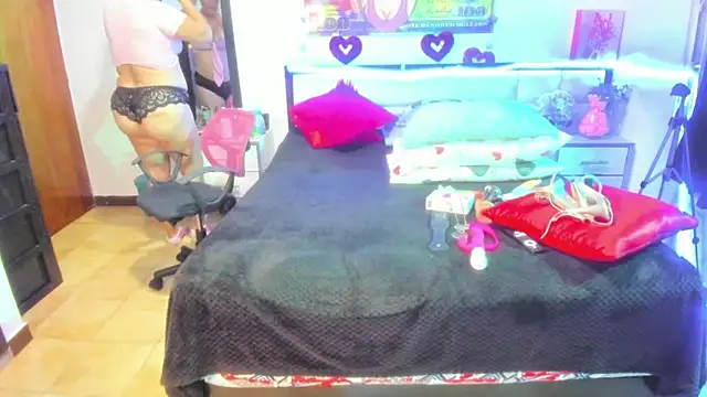 Snapshot of karenmilf_4 chatting on 12.21.24 karenmilf 4 online show from 12.21.24