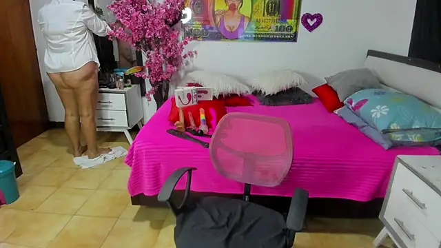 Snapshot of karenmilf_4 chatting on 10.04.25 karenmilf 4 online show from 10.04.25