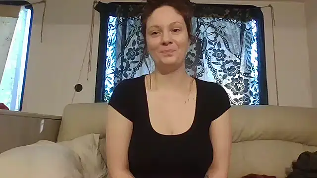 Snapshot of emerieskye20 chatting on 01.13.25 emerieskye20 online show from 01.13.25