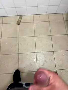 Snapshot of _themask_ chatting on 10.23.25 themask online show from 10.23.25