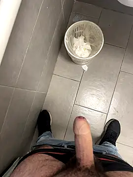 Snapshot of _themask_ chatting on 10.30.25 themask online show from 10.30.25