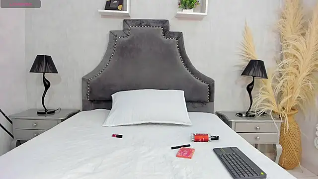 LaurenSnow online show from 12.18.25