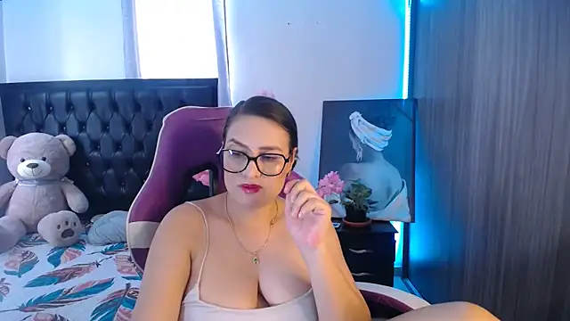 Snapshot of esmeraldaa230 chatting on 05.27.26 esmeraldaa230 online show from 05.27.26