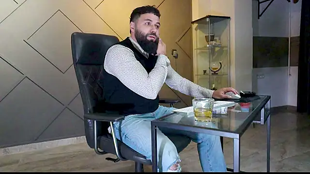 Snapshot of mattmasterss chatting on 02.20.25 mattmasterss online show from 02.20.25