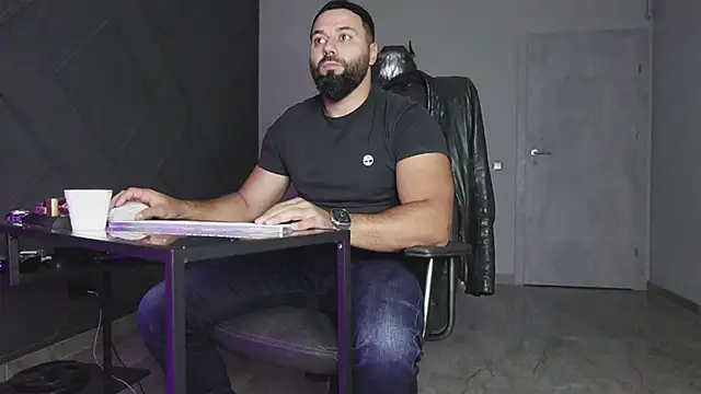 Snapshot of mattmasterss chatting on 10.04.25 mattmasterss online show from 10.04.25