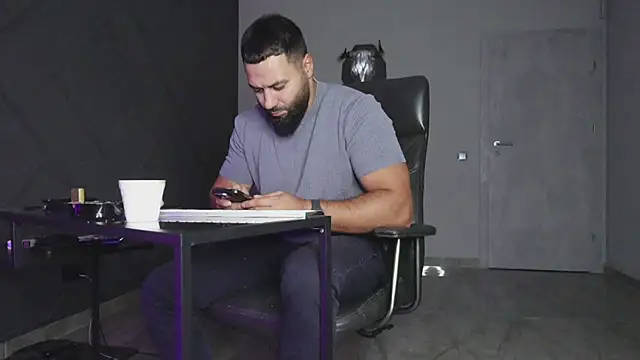 Snapshot of mattmasterss chatting on 10.05.25 mattmasterss online show from 10.05.25