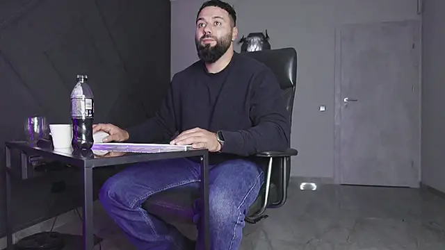 Snapshot of mattmasterss chatting on 10.19.25 mattmasterss online show from 10.19.25