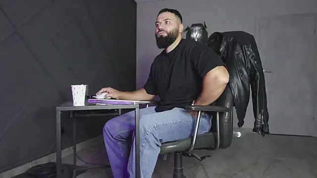 Snapshot of mattmasterss chatting on 11.09.25 mattmasterss online show from 11.09.25