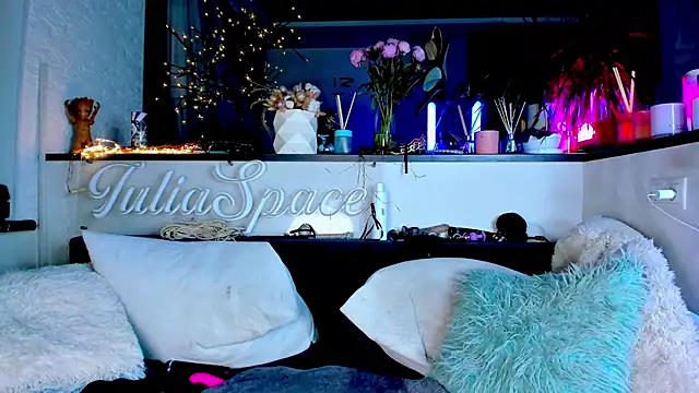  JuliaSpace  online show from 01.30.25