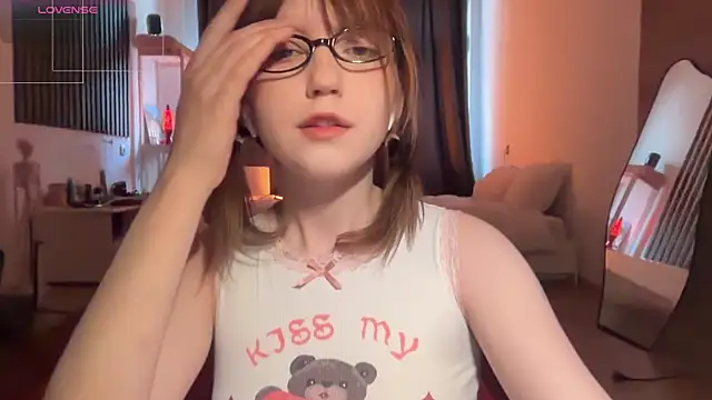 Snapshot of electric_babe chatting on 05.07.26 electric babe online show from 05.07.26
