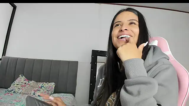 Snapshot of _elektrah chatting on 02.19.25  elektrah online show from 02.19.25