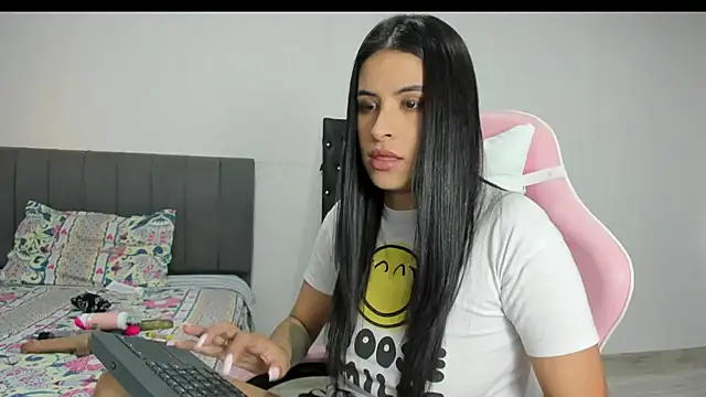 Snapshot of _elektrah chatting on 02.20.25  elektrah online show from 02.20.25