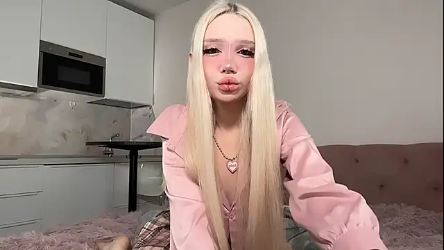 Snapshot of diaqua chatting on 11.13.25 diaqua online show from 11.13.25