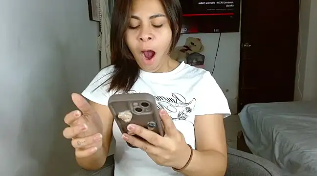 Snapshot of violet_leo chatting on 03.04.25 violet leo online show from 03.04.25