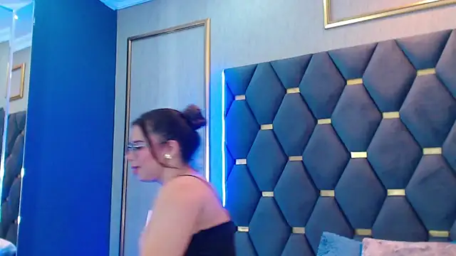 ThaniaJones online show from 11.08.25