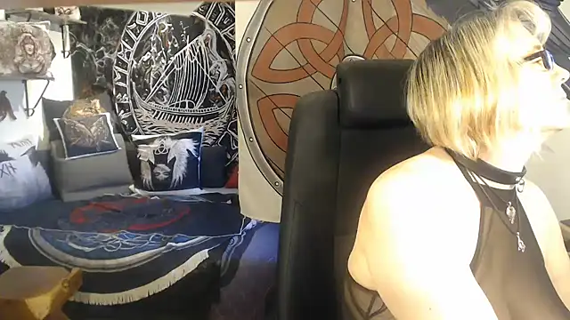 Snapshot of TittenMichelle chatting on 03.18.25 TittenMichelle online show from 03.18.25