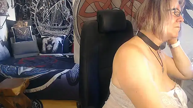 Snapshot of TittenMichelle chatting on 10.03.25 TittenMichelle online show from 10.03.25