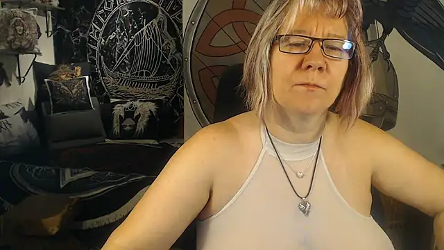 Snapshot of TittenMichelle chatting on 10.05.25 TittenMichelle online show from 10.05.25