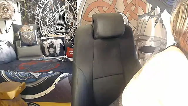 Snapshot of TittenMichelle chatting on 12.16.25 TittenMichelle online show from 12.16.25