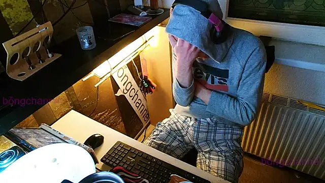 Snapshot of BongChannel chatting on 01.08.25 BongChannel online show from 01.08.25