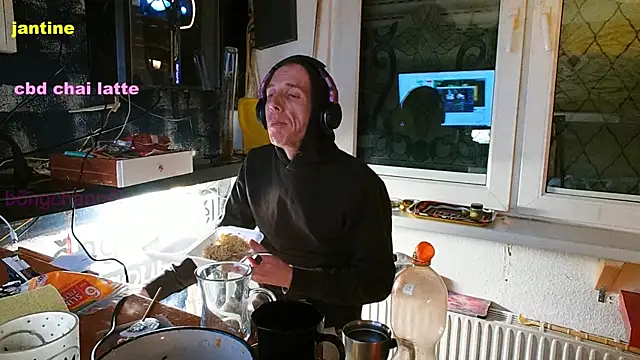 Snapshot of BongChannel chatting on 03.07.25 BongChannel online show from 03.07.25