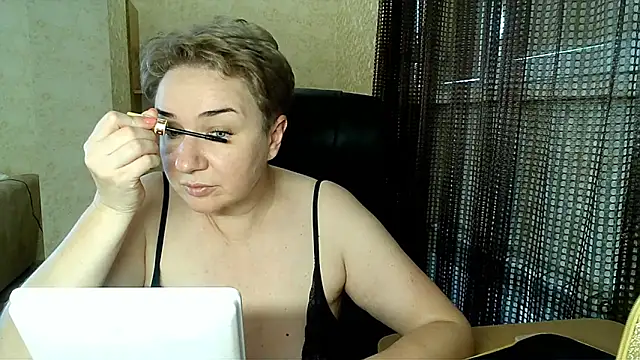 Snapshot of Ellarossxxx chatting on 09.23.25 Ellarossxxx online show from 09.23.25