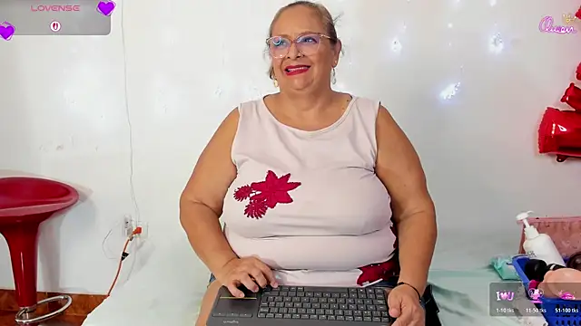 Snapshot of BBW_salome chatting on 06.16.26 BBW salome online show from 06.16.26