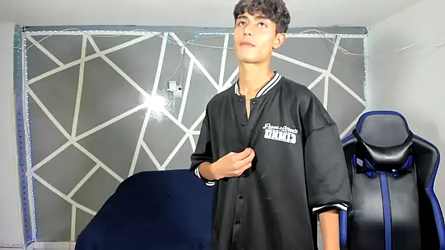 oliverhot2005 online show from 12.14.24