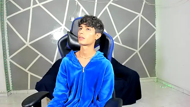 oliverhot2005 online show from 12.17.24