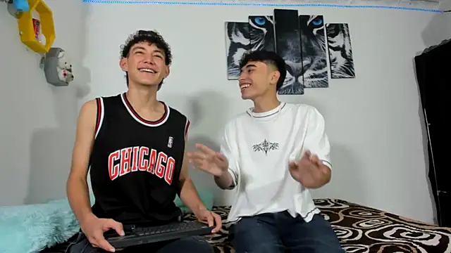 oliverhot2005 online show from 03.22.25