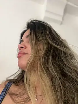 Snapshot of melanny10 chatting on 02.21.25 melanny10 online show from 02.21.25