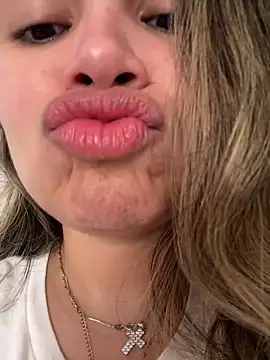 Snapshot of melanny10 chatting on 02.28.25 melanny10 online show from 02.28.25