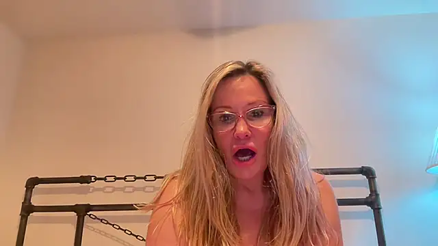 Snapshot of Milf_Goddess chatting on 02.19.25 Milf Goddess online show from 02.19.25