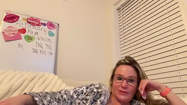 Snapshot of Milf_Goddess chatting on 02.24.25 Milf Goddess online show from 02.24.25