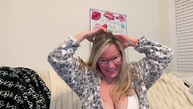 Snapshot of Milf_Goddess chatting on 02.27.25 Milf Goddess online show from 02.27.25