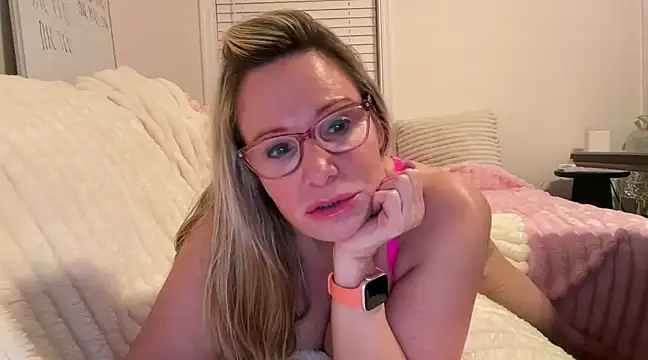 Snapshot of Milf_Goddess chatting on 02.28.25 Milf Goddess online show from 02.28.25