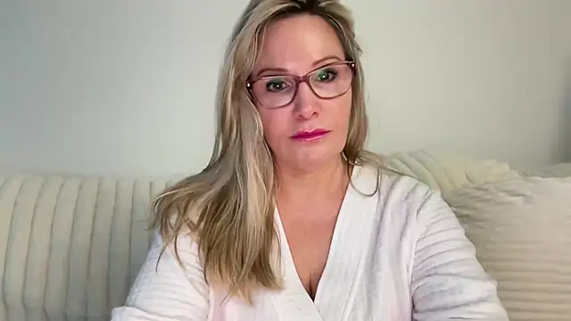 Snapshot of Milf_Goddess chatting on 09.27.25 Milf Goddess online show from 09.27.25