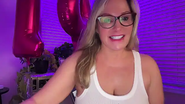 Snapshot of Milf_Goddess chatting on 10.13.25 Milf Goddess online show from 10.13.25