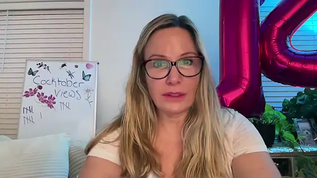 Snapshot of Milf_Goddess chatting on 10.14.25 Milf Goddess online show from 10.14.25