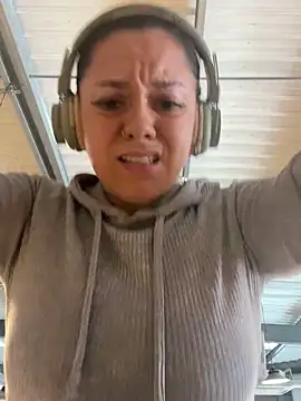 Luccreccia  online show from 11.02.25