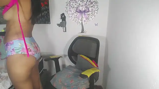 Snapshot of KamileLatinasexy chatting on 10.04.25 KamileLatinasexy online show from 10.04.25