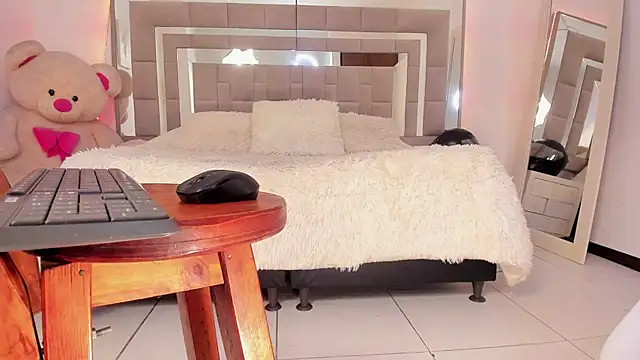 Snapshot of Nicolle_foxy chatting on 12.23.24 Nicolle foxy online show from 12.23.24